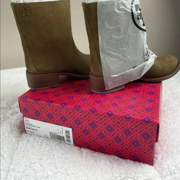 Tory Burch, Siena Bootie, Color River Rock, Size 7.5, Ankle length, Suede - Picture 10 of 11
